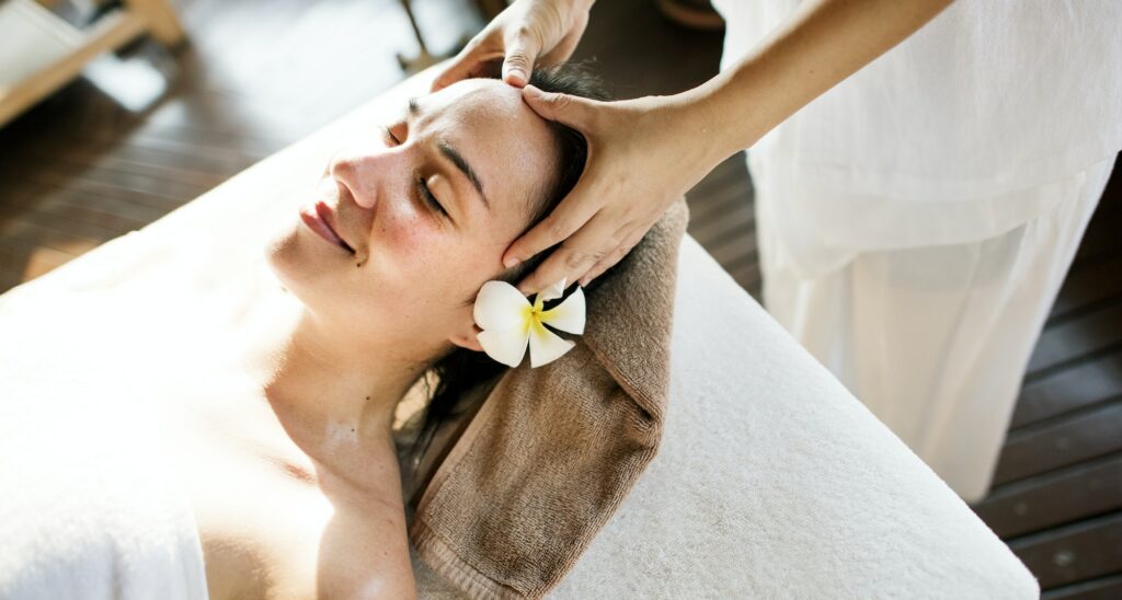 Masajes capilares: beneficios para tu cabello y mente
