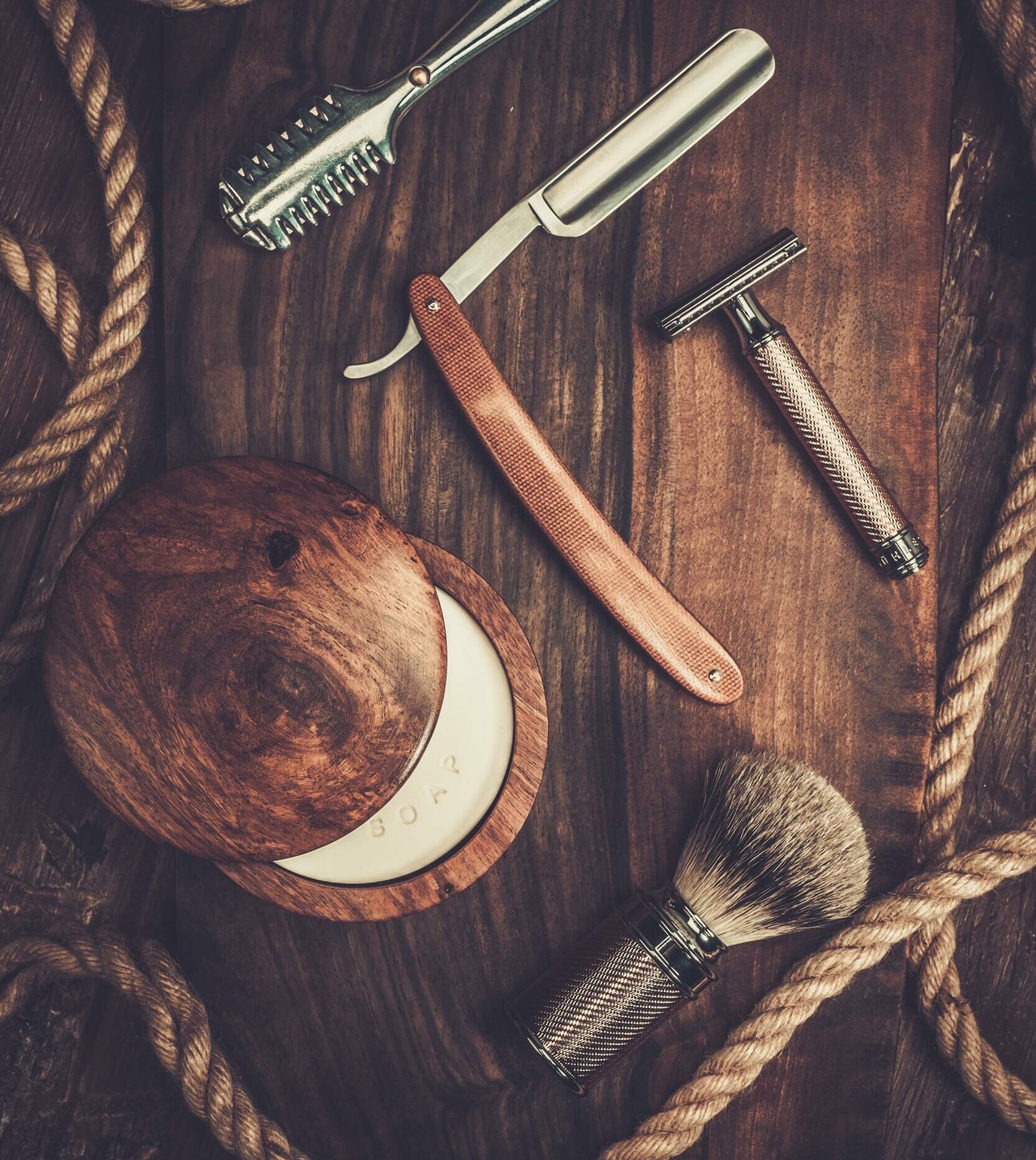 accesorios de afeitado sobre un lujoso fondo de madera