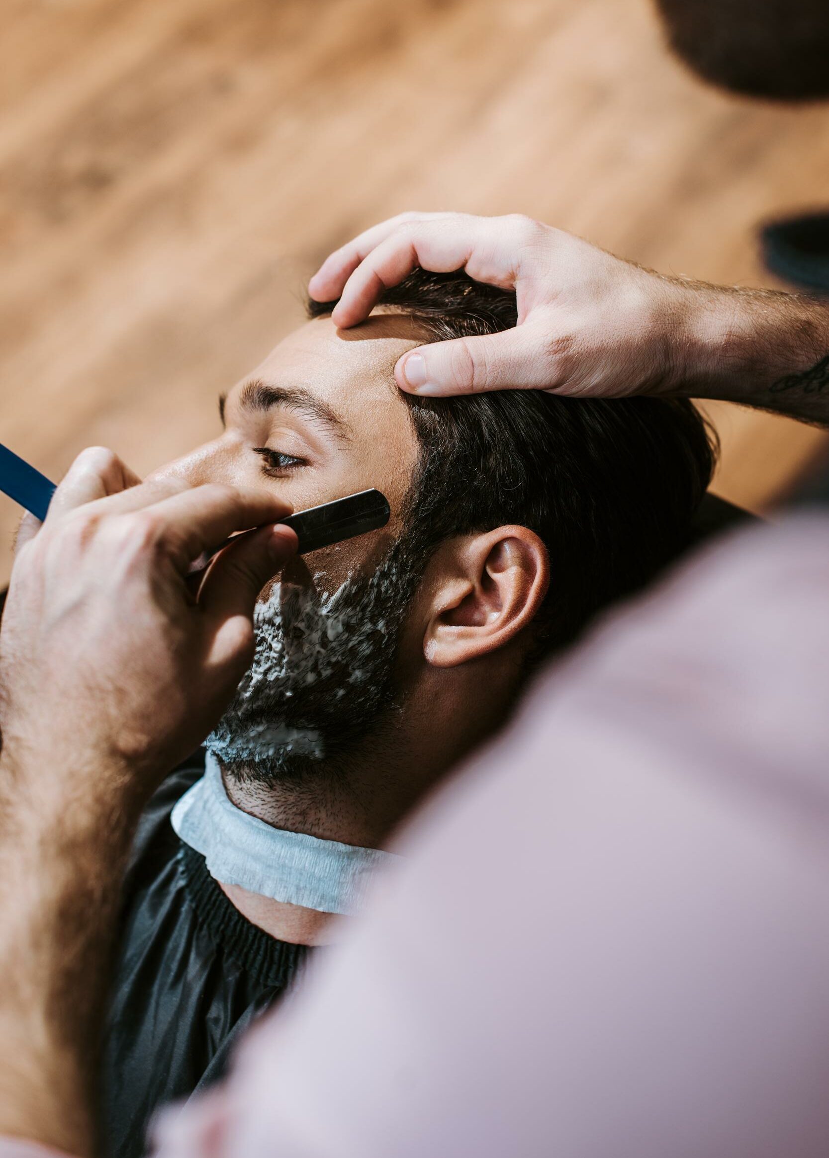berbero afeitando al hombre con crema de afeitar