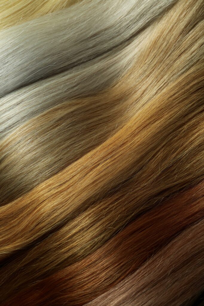 cabello femenino de diferentes colores sobre fondo completo