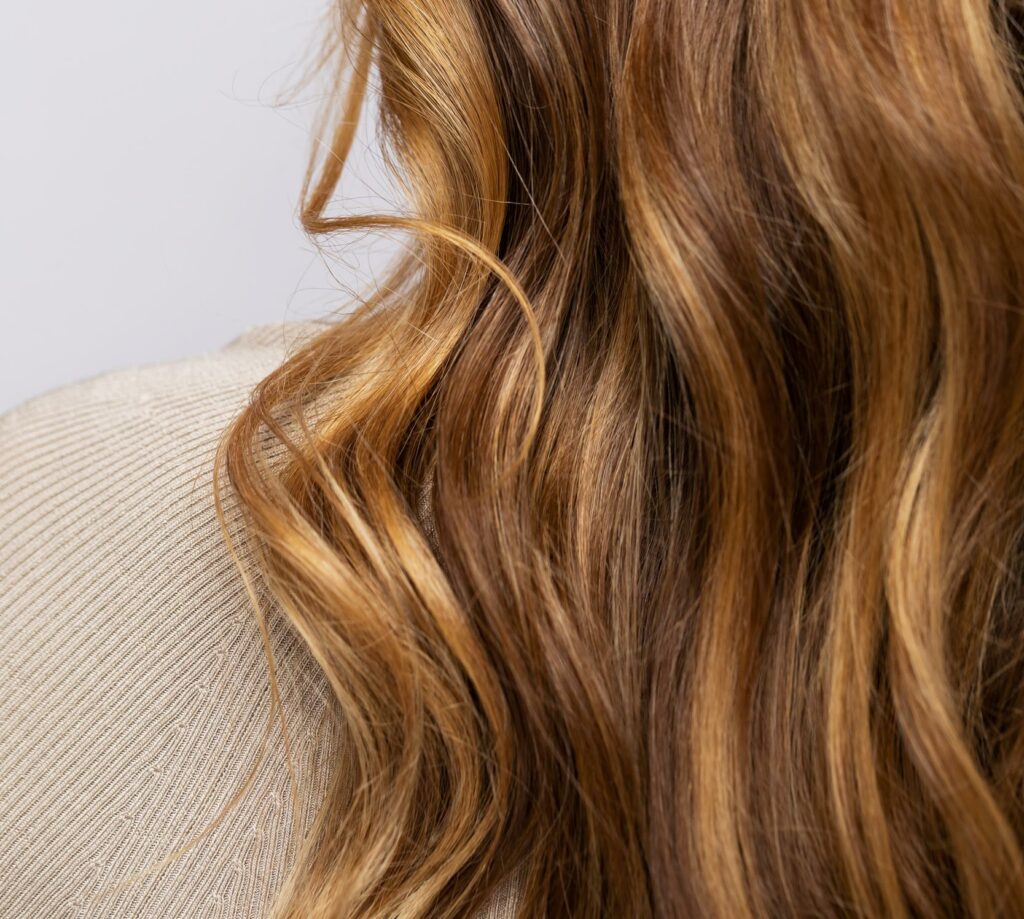 cabello rizado y sano conceptos de cuidado y coloracion