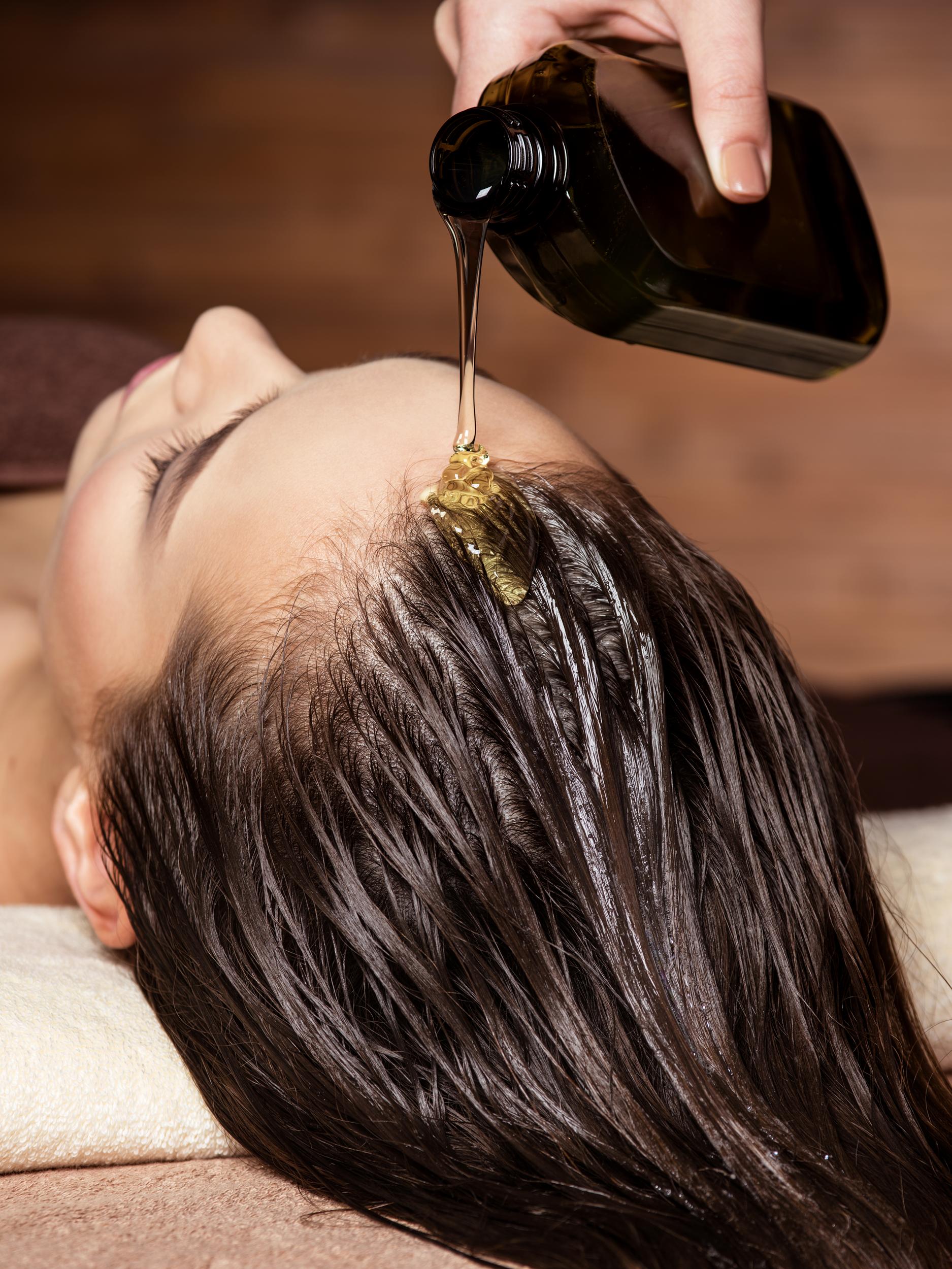 cosmetóloga vierte bálsamo para cabello tratamiento pello
