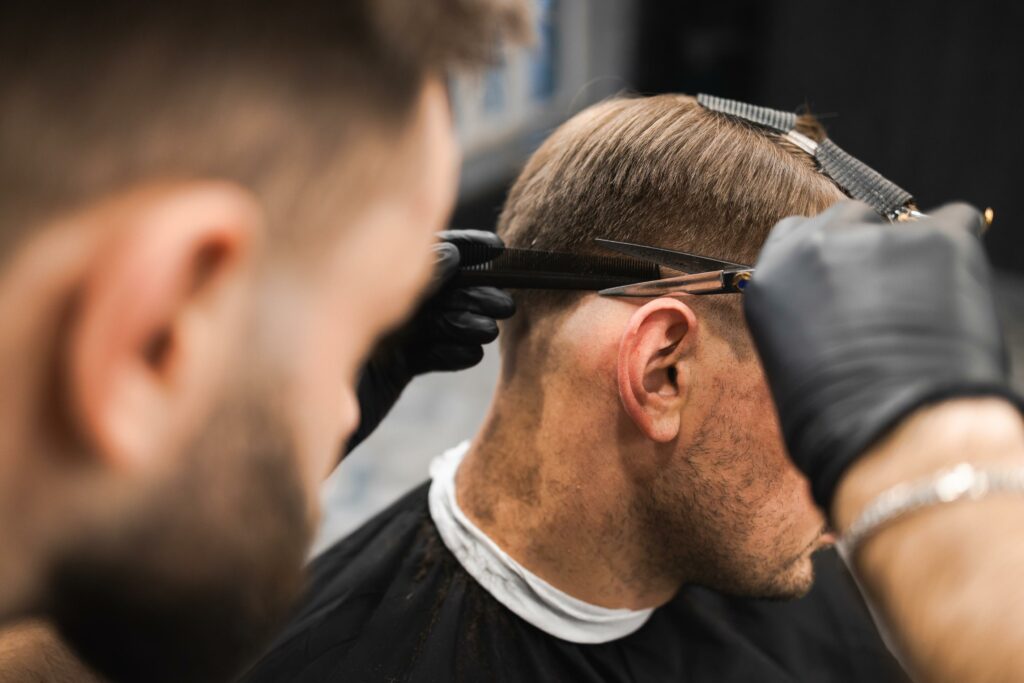 Estilos masculinos modernos: undercut, fade y slick back