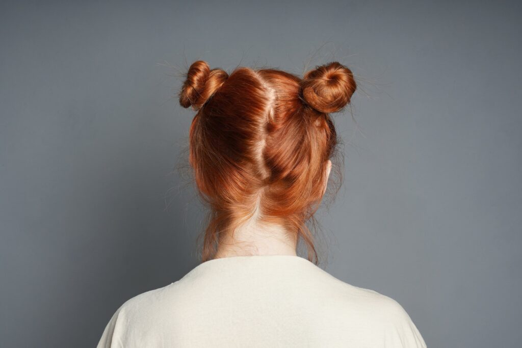 monitos bajos estilo space buns