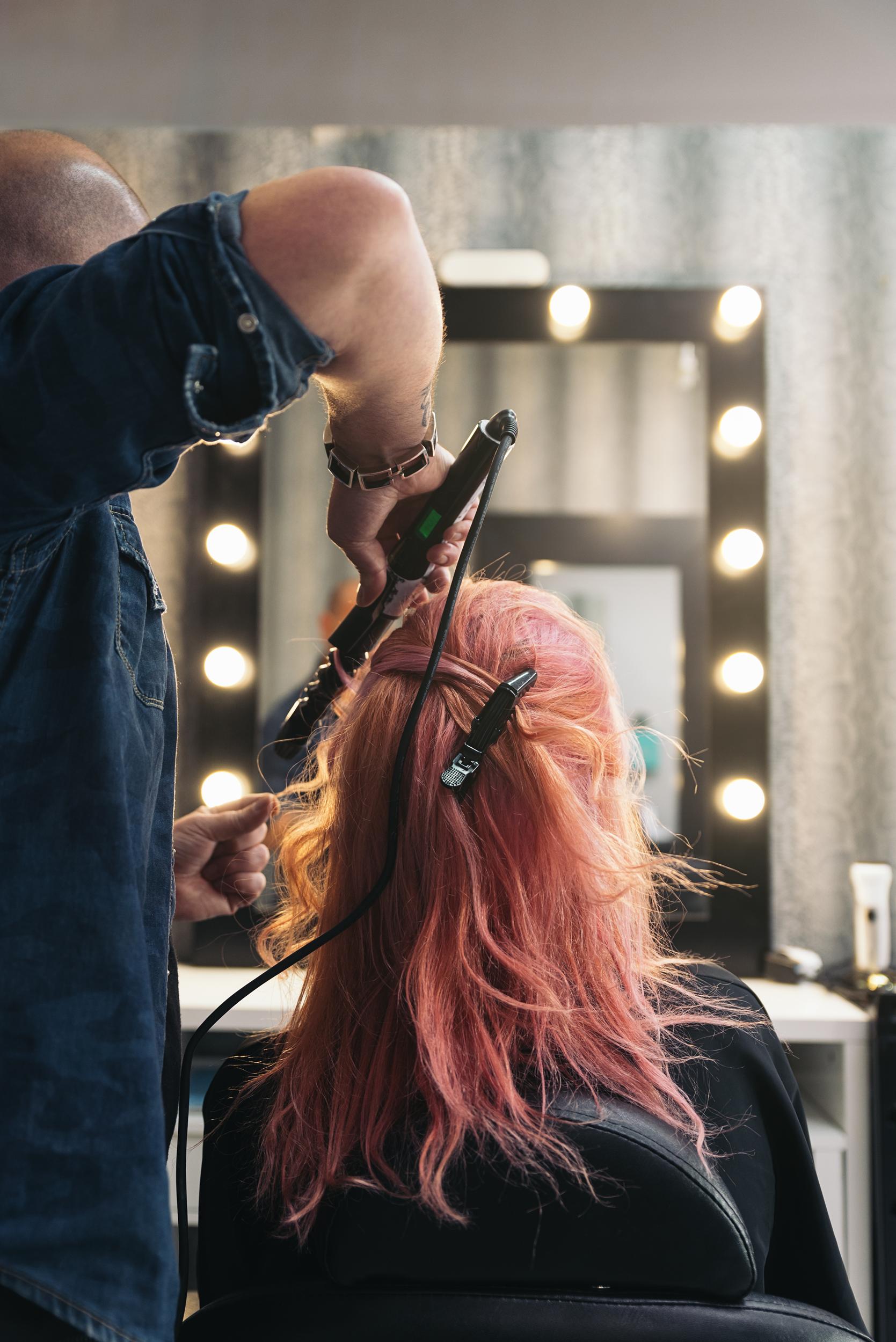 Una chica se está arreglando el pelo en una peluquería