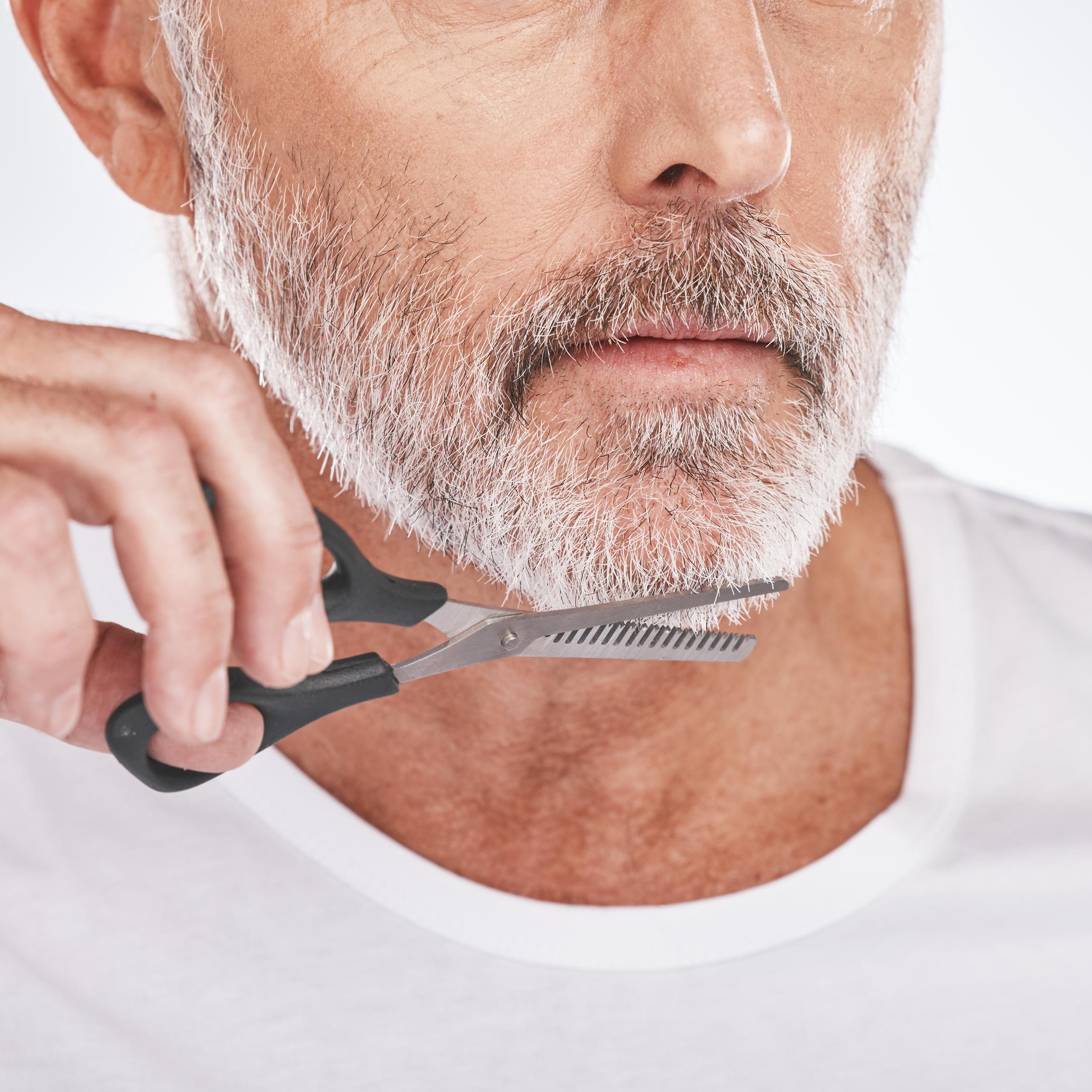recorte barba hombre mayor con tijeras