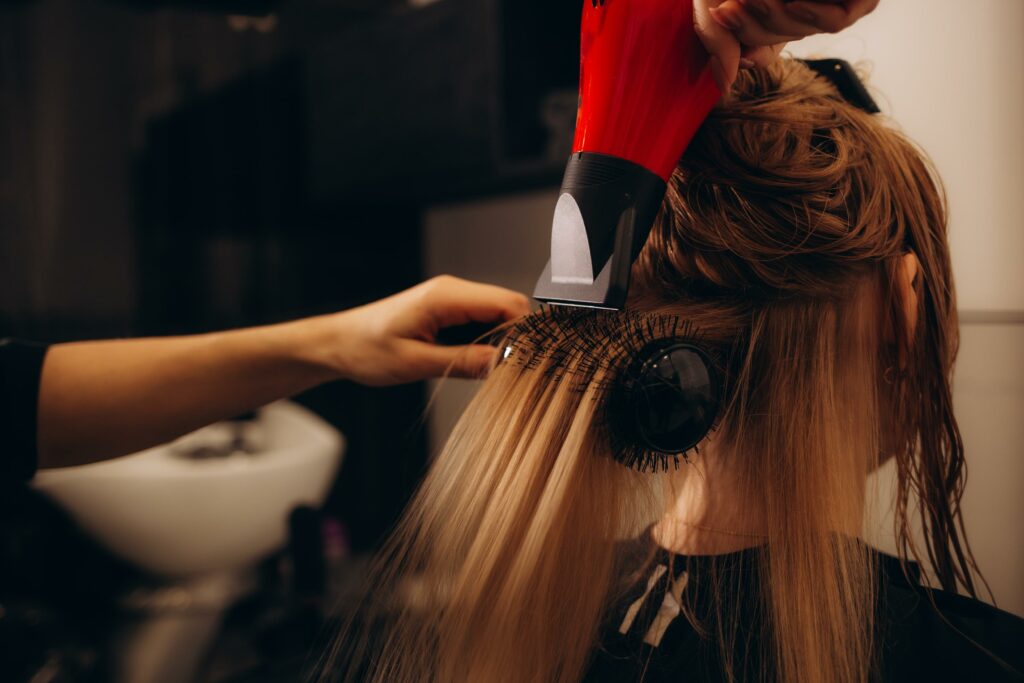 mujer bella secando pelo en peluqueria