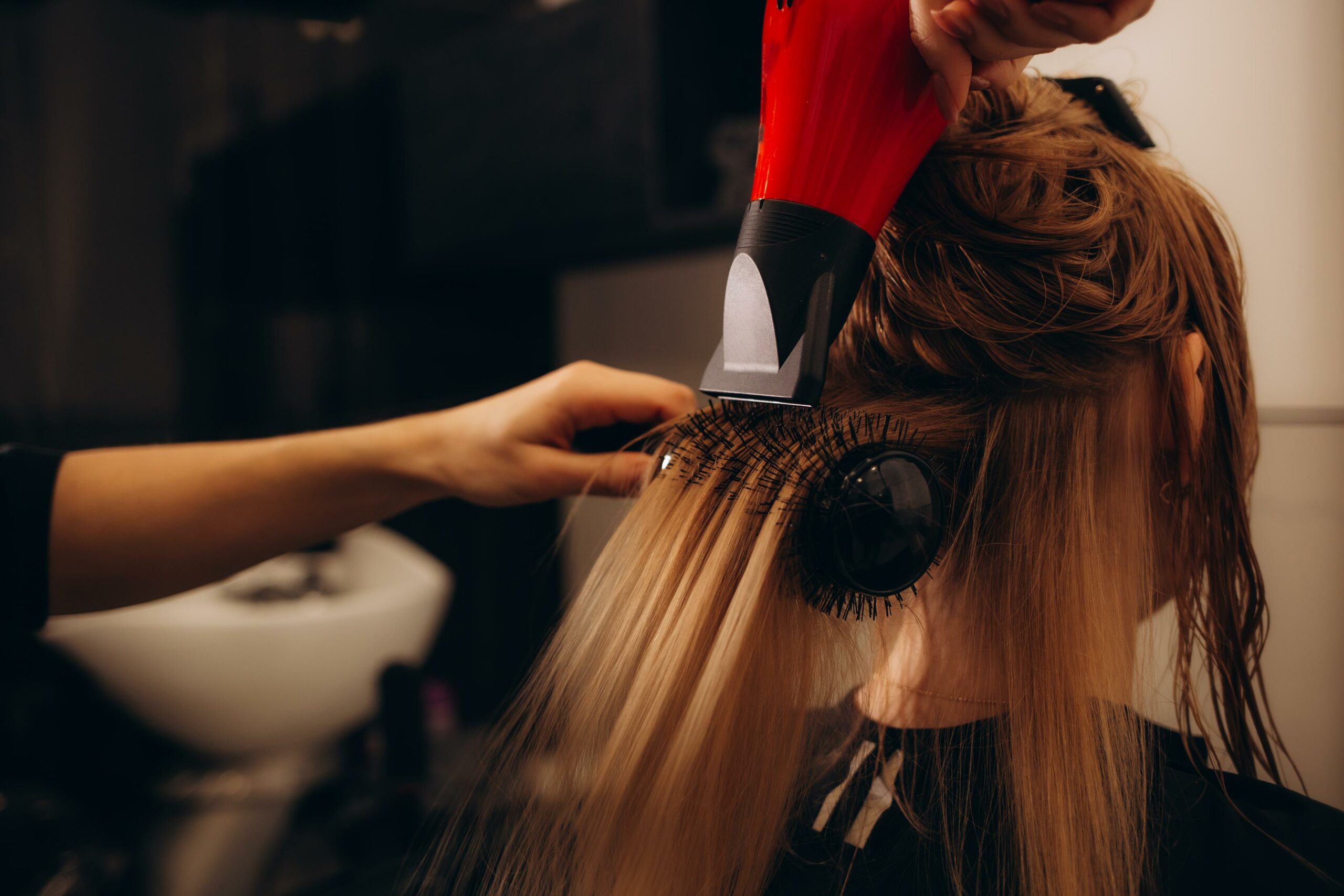 mujer bella secando pelo en peluqueria