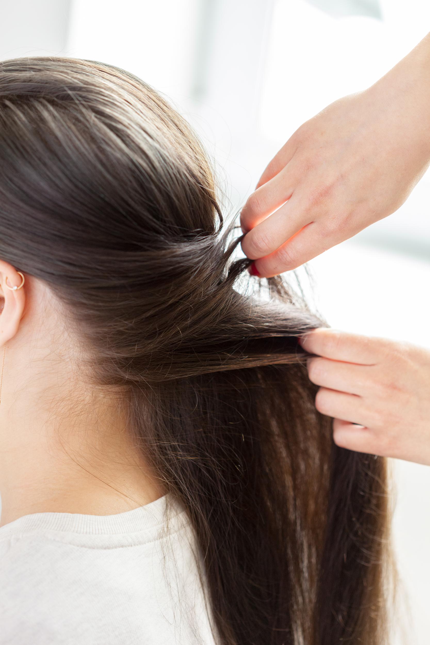 peluquero estiliza pelo de una mujer