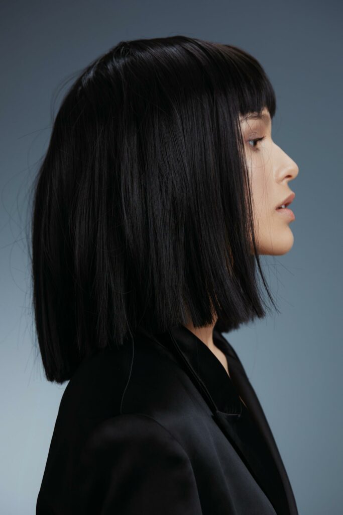 perfil mujer elegante pelo negro