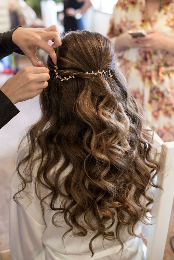 preparacion peinado joven moderno