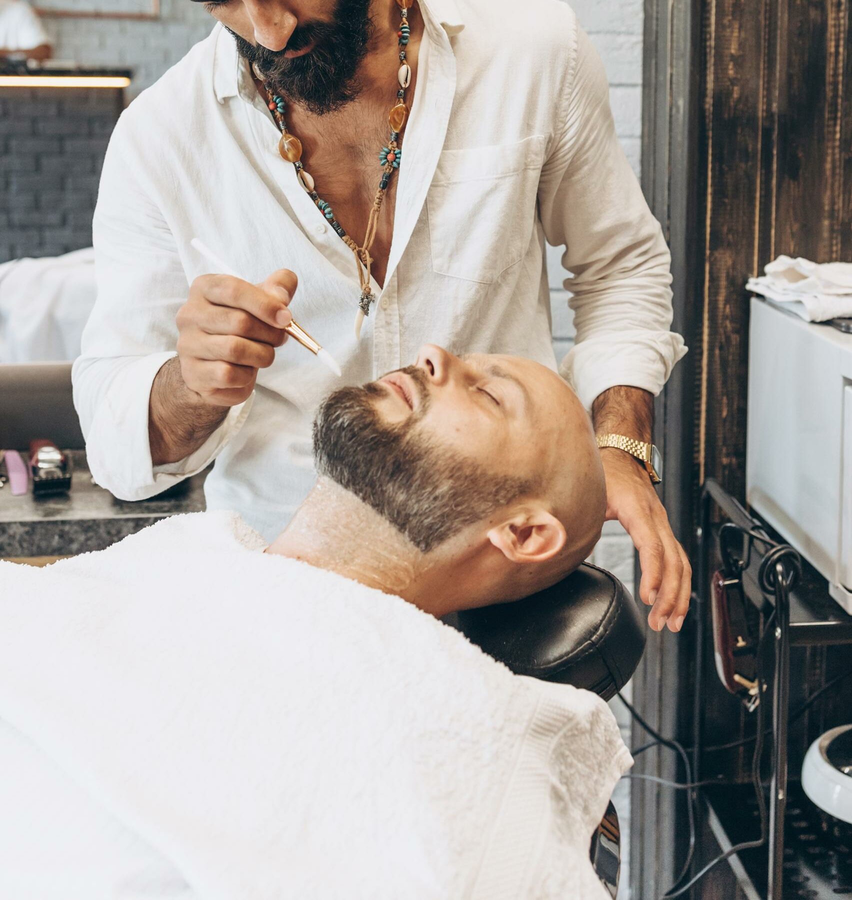 peluqeuro tratamiento barba aceite natural