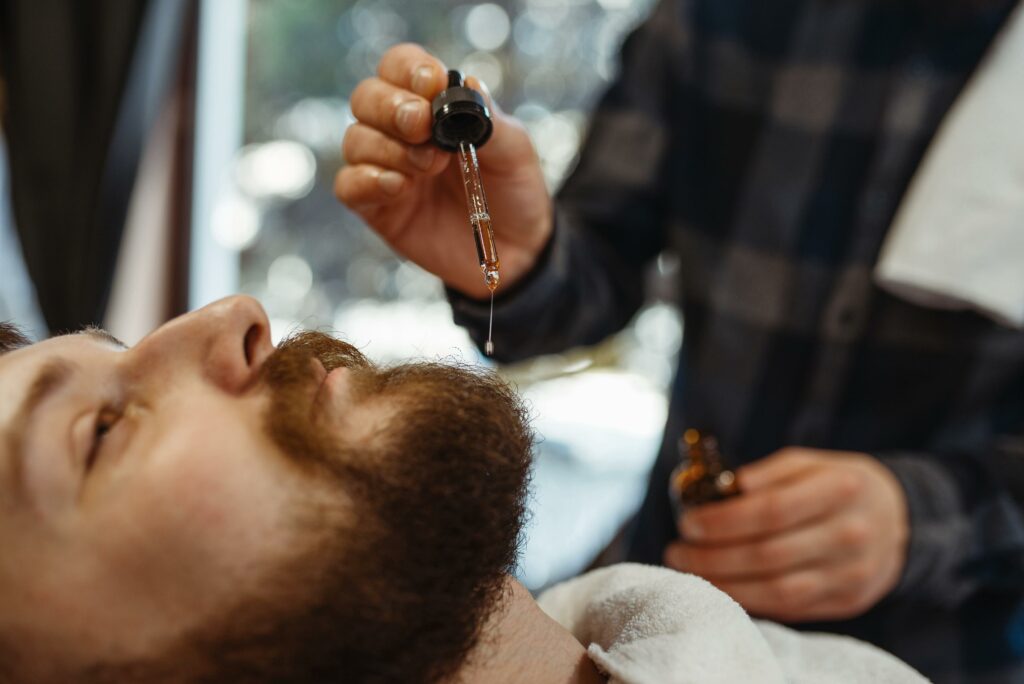 peluquero tratamiento barba a un cliente