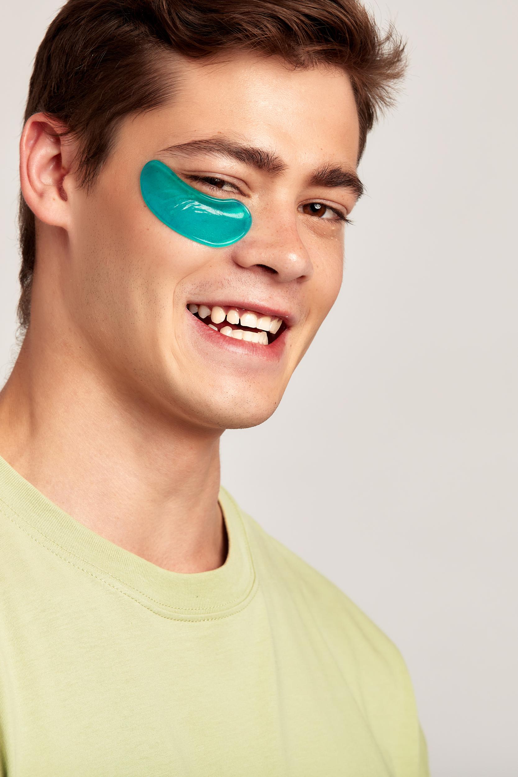 Chico con tratamiento aplicado en el contorno de ojos