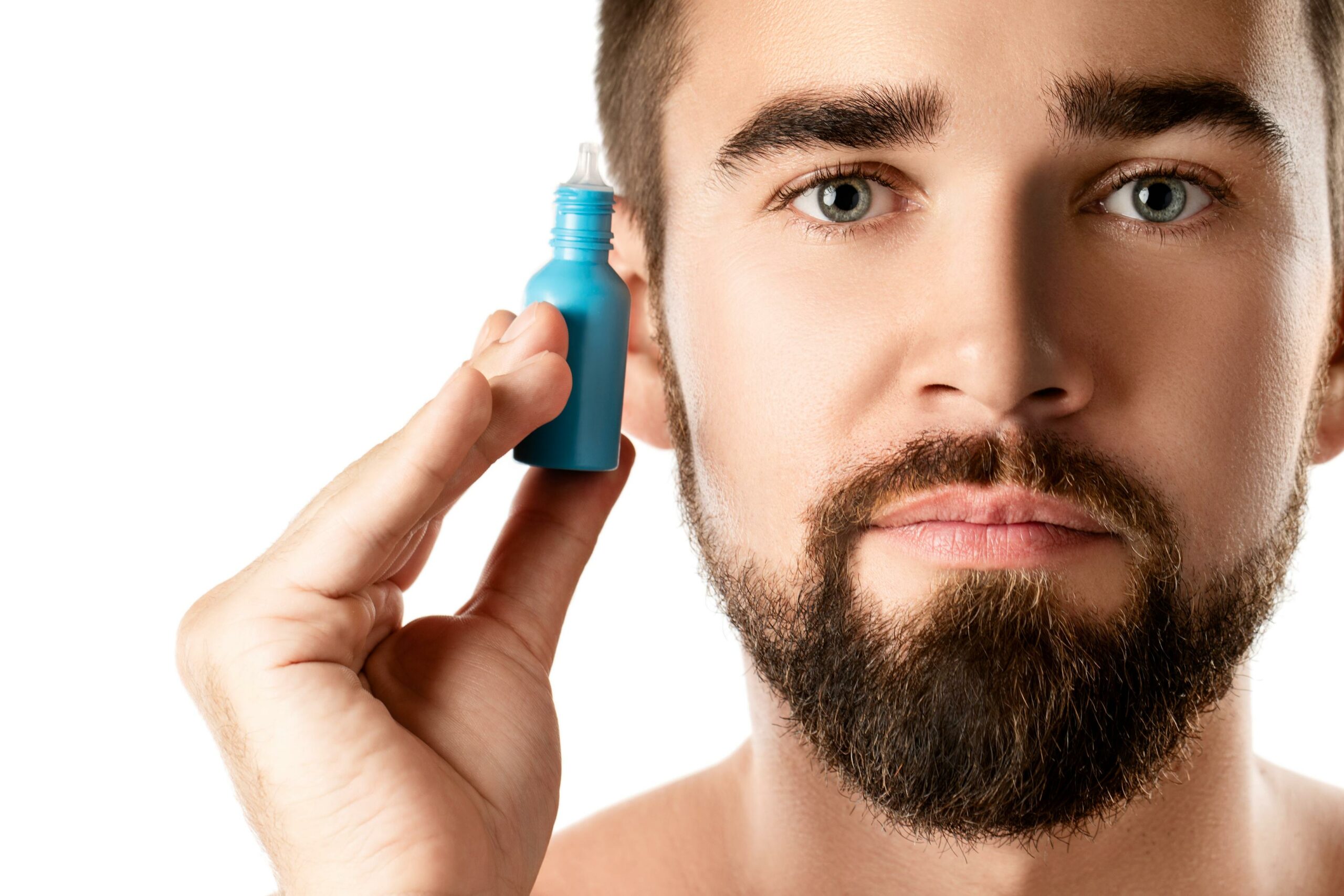 Hombre sosteniendo un frasquito para las ojeras