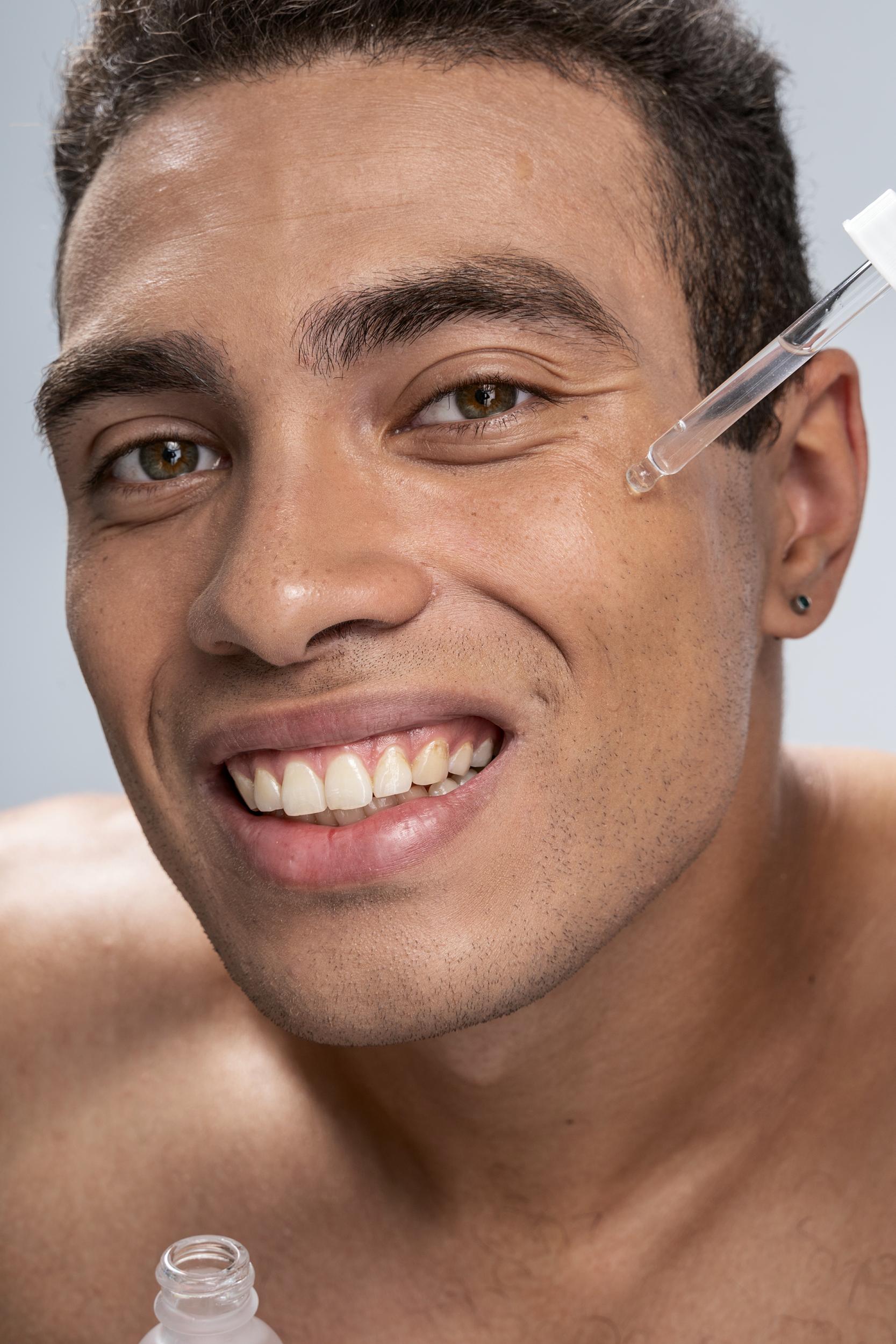 Hombre aplicándose un tratamiento facial