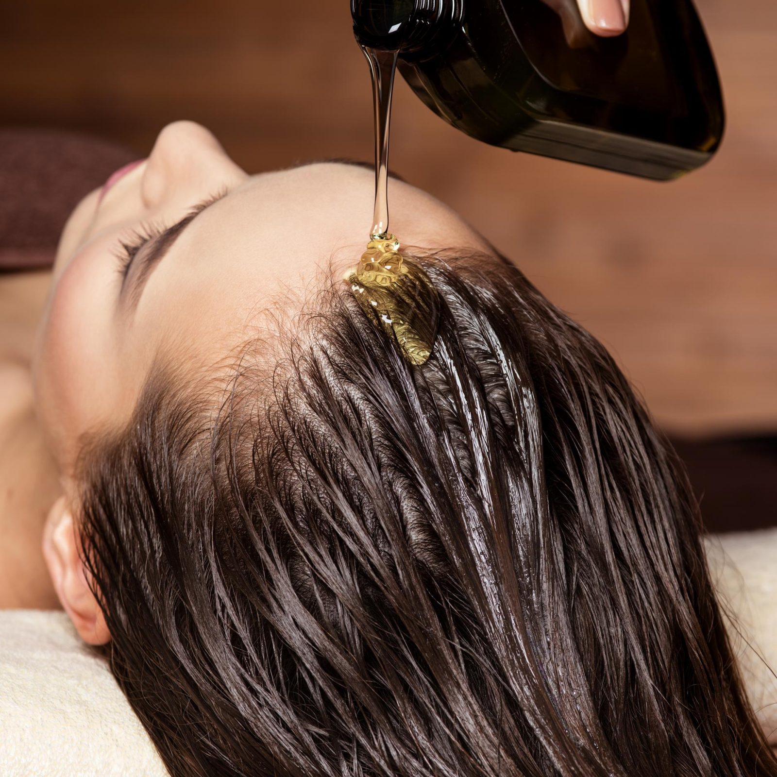 cosmetóloga vierte bálsamo para cabello tratamiento pello cosmetóloga vierte bálsamo para cabello tratamiento pello