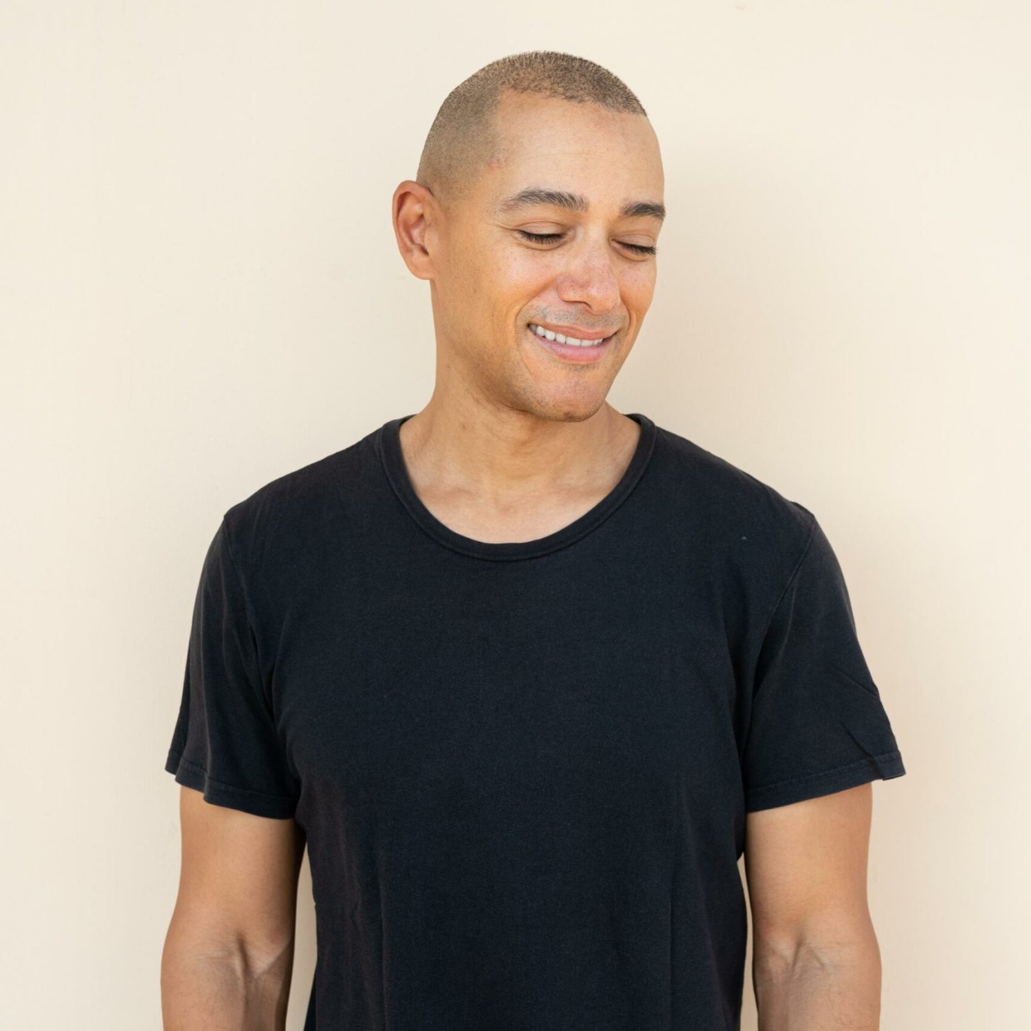 hombre buzz cut rapado uniforme