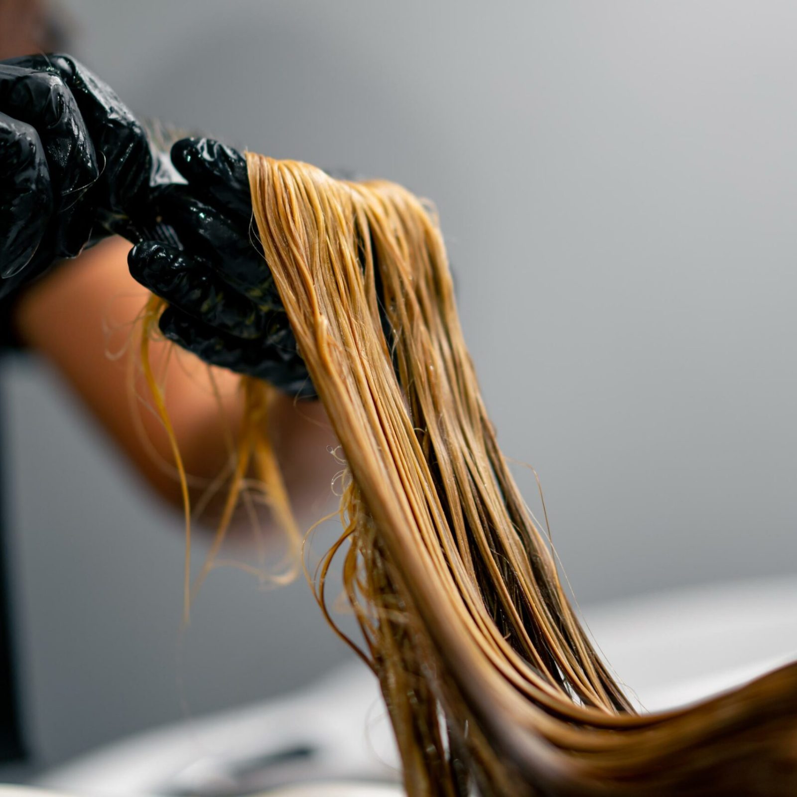 peluquero aplicando tratamiento keratina en un salón de belleza peluquero aplicando tratamiento keratina en un salón de belleza