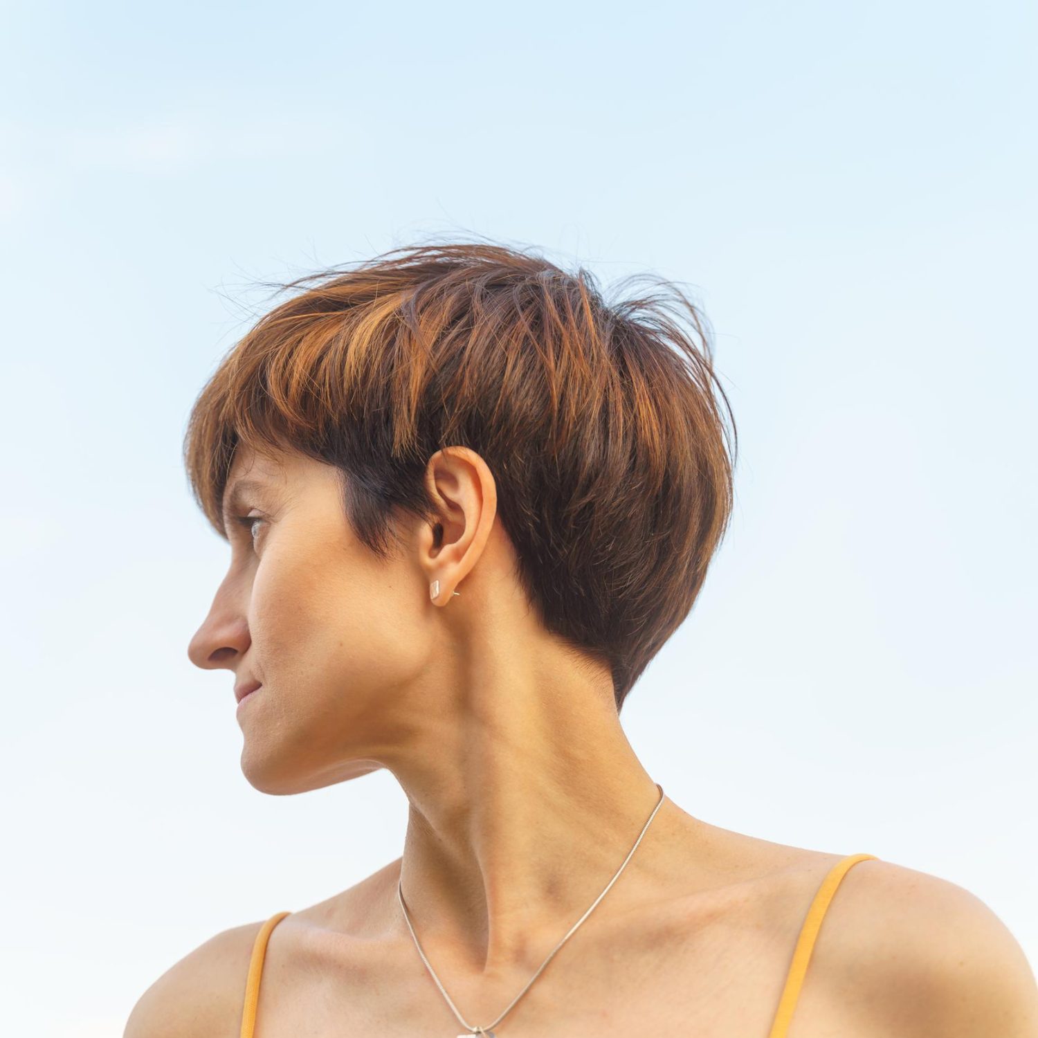 pixie con personalidad retrato baja angulo mujer feliz